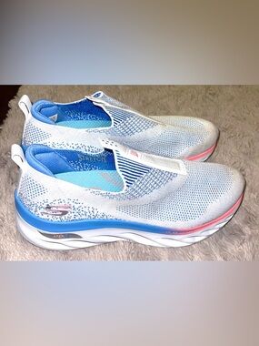 Skechers Women’s 9.5 Arch fit Glide Step knit sneaker white blue